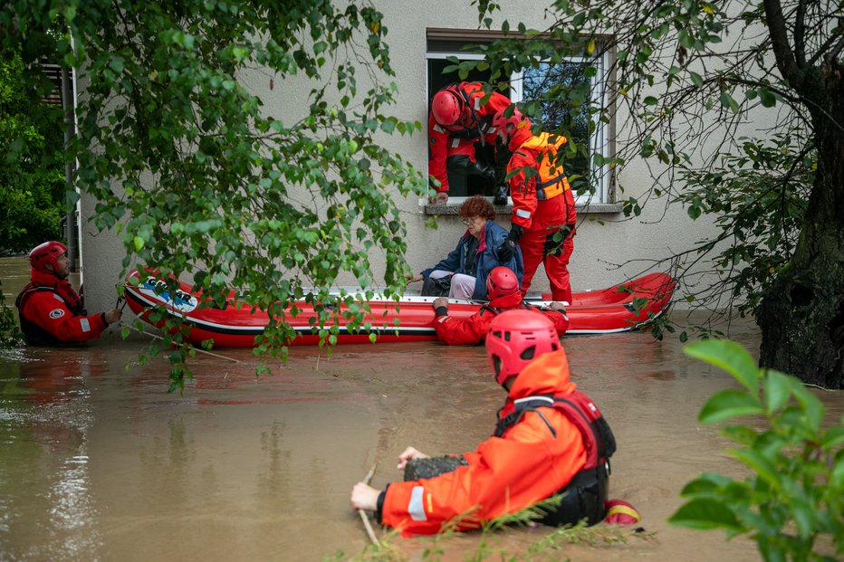 Fotografija: Reševali so v katastrofalnih razmerah. FOTO: Voranc Vogel