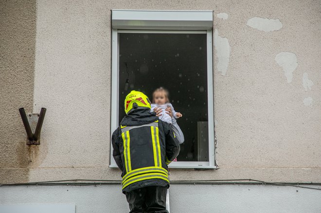 Gasilci so bili ponovno junaki: v Medvodah so rešili tudi dojenčico. FOTO: Voranc Vogel