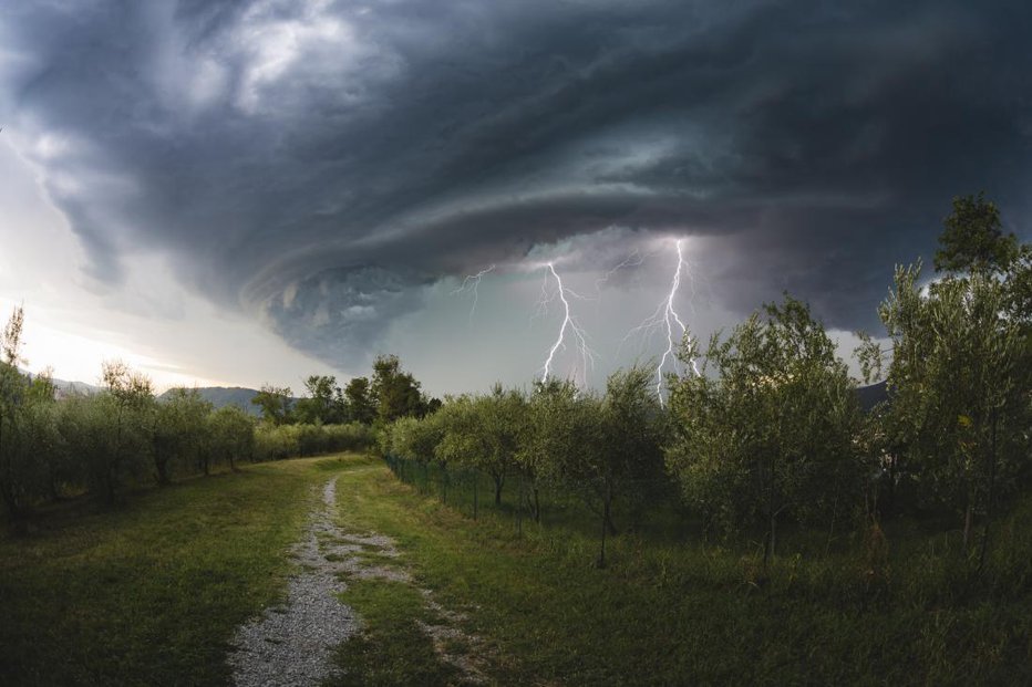 Fotografija: Vreme bo tudi danes povzročalo težave. FOTO: Gettyimages