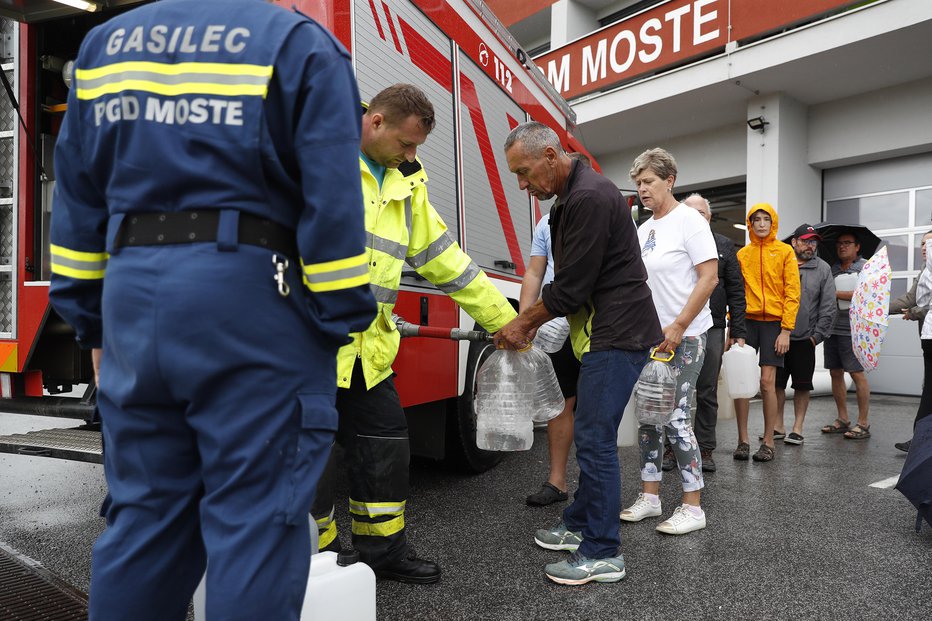 Fotografija: Gasilci točili pitno vodo domačinom, ki so ostali brez nje zaradi poplav. Moste pri Komendi. FOTO: Leon Vidic, Delo