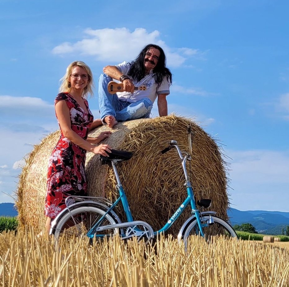 Fotografija: Pevec skupine Čudežna Polja Slavc L. Kovačič - Spidi je s šaljivo objavo oznanil, da si je njegova srčna izbranka Alja želela na Bali, on pa jo je s ponyjem odpeljal na balo, tako pa je tudi nastala njuna zabavna fotografija.