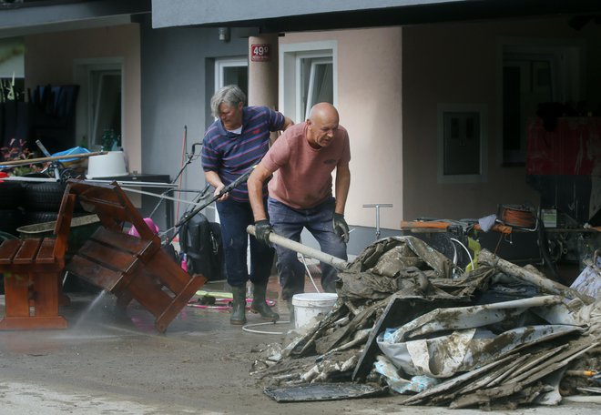 Že od petka so praktično ves čas na nogah in odpravljajo posledice divjanja narave. FOTO: Blaž Samec 