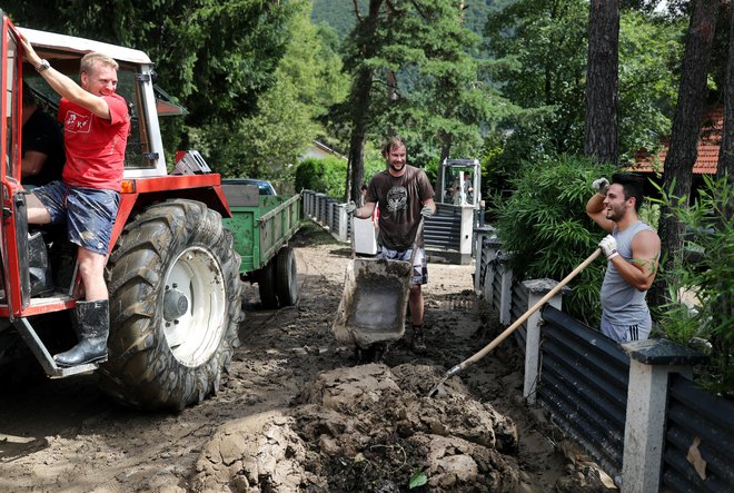 Ob vsej tej tragediji sta solidarnost in medčloveška pomoč velik žarek upanja. FOTO: Blaž Samec 