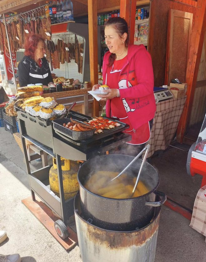 Na poti do ledeniškega jezera Bâlea je polno stojnic z domačimi dobrotami in drugimi lokalnimi izdelki. FOTO: osebni arhiv/Instagram