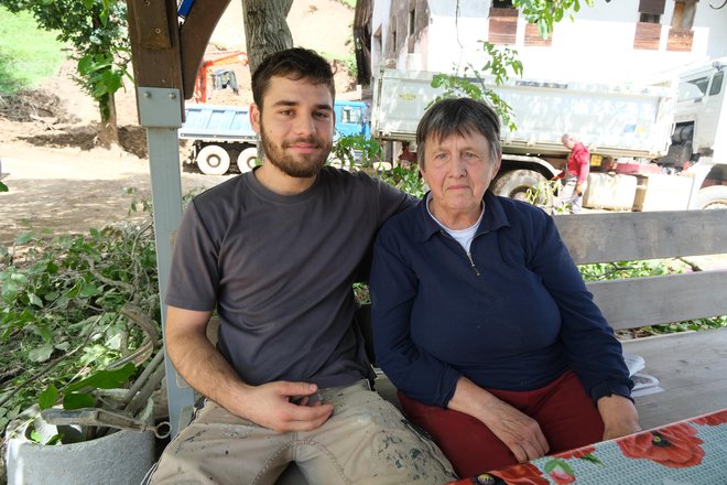 Minka Reberšek z vnukom Maticem, ki je kot oče prostovoljni gasilec. FOTO: Špela Ankele