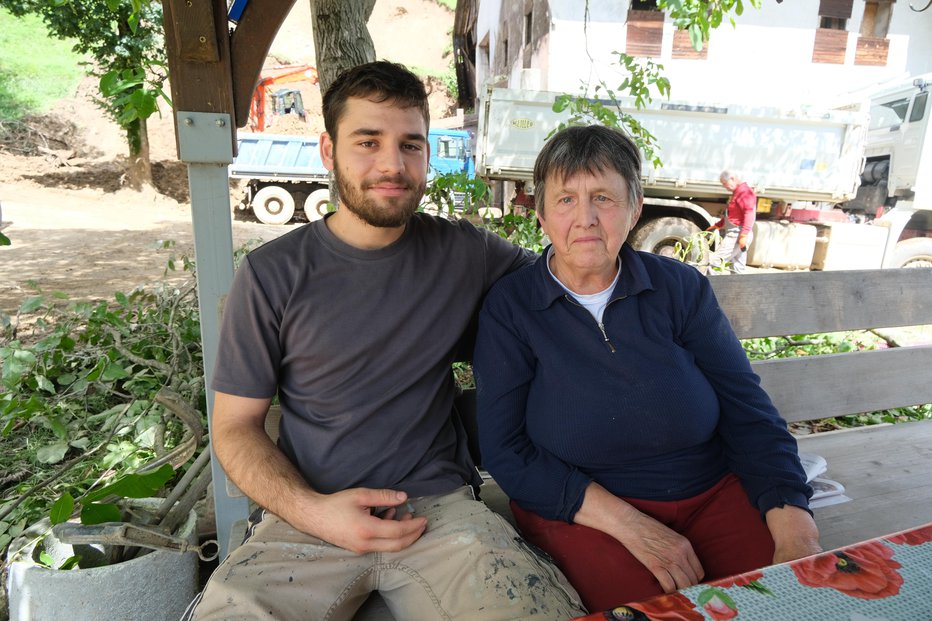 Fotografija: Minka Reberšek z vnukom Maticem, ki je kot oče prostovoljni gasilec. FOTO: Špela Ankele