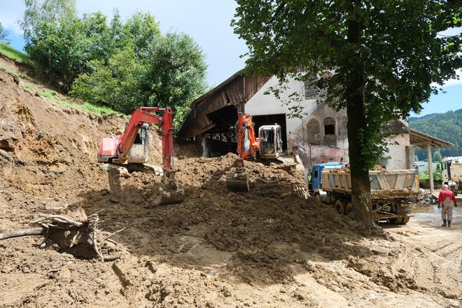 Sanacija domačije pr' Barbarč. Bodo sploh še lahko kmetovali? FOTO: Špela Ankele