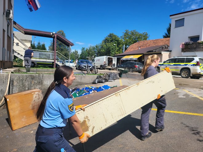 Policistka in gasilka FOTO: Policija