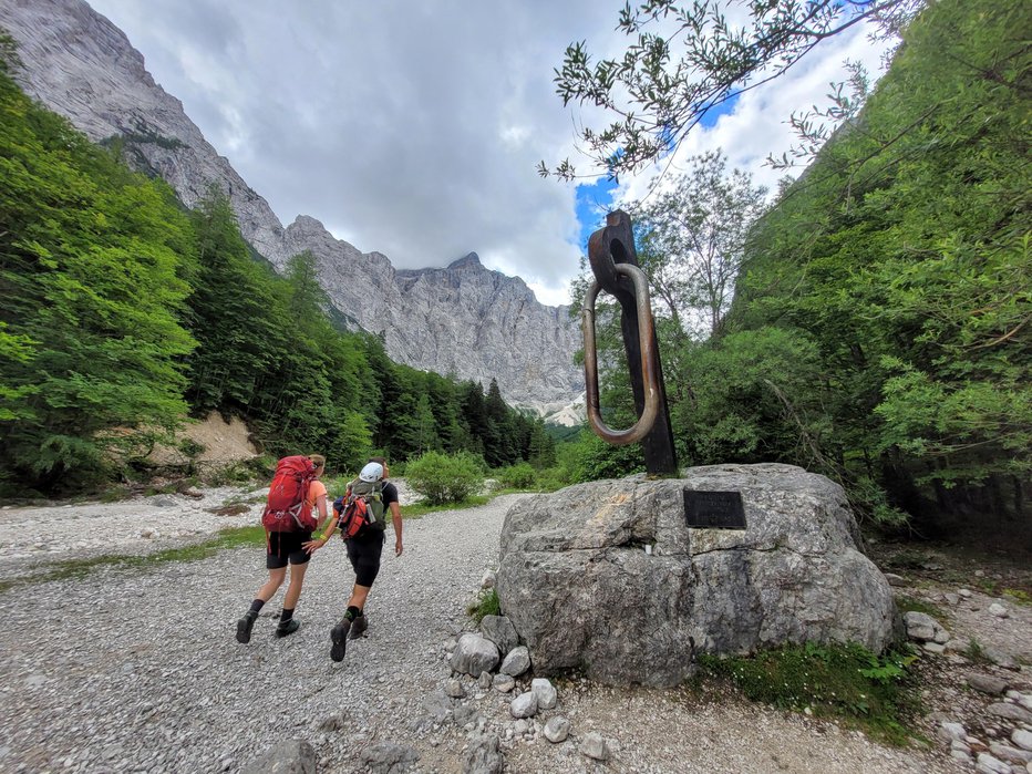 Fotografija: Obenem priporočajo obisk lahkih in znanih poti, uporabo primerne opreme in preverjanje odprtosti planinskih poti in koč. FOTO: Tina Horvat 