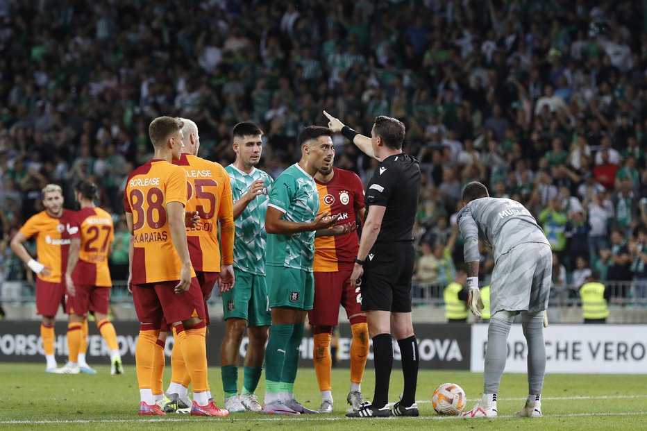 Fotografija: Galatasaray je bil premočan za Olimpijo, a brez sodniške pomoči Andreasa Ekberga bi mu bilo v Stožicah veliko težje. FOTO: Leon Vidic