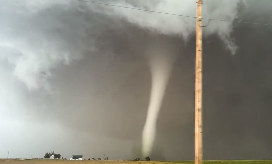 Fotografija: Številne močne nevihte so v Kolorado v ZDA prinesle uničujoče tornade. FOTO: Zaslonski Posnetek X