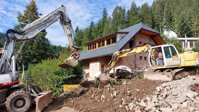 Fotografija: S spremembami zakona bi med drugim pospešili dodelitev finančnih sredstev prizadetim občinam v obliki akontacije, ki bo možna še pred dokončno oceno škode.
FOTO: Blaž Samec/delo

 