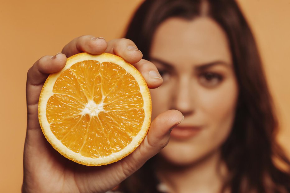 Fotografija: Občasen kozarec vina ne škodi, a čezmerno pitje alkohola, predvsem sladkanih, povzroča proste radikale. FOTO: Carles Miro Getty Images/istockphoto