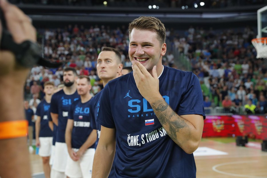 Fotografija: Luka Dončić nasmejan pričakuje prvi nastop v Španiji po petih letih. FOTO: Leon Vidic