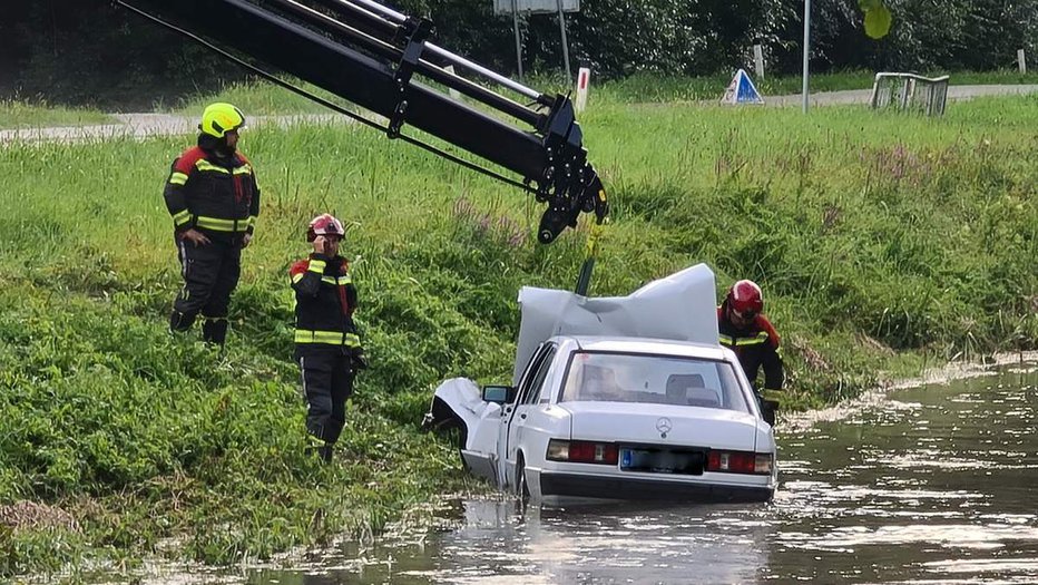 Fotografija: Osebno vozilo so gasilci potegnili iz reke Ščavnice. FOTO: O.B.