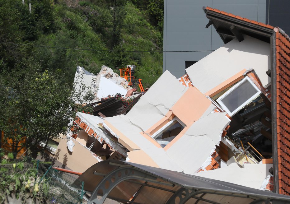 Fotografija: Po prvih, zelo grobih ocenah ministrstva za obrambo je na prizadetih območjih več kot 400 hiš in objektov, ki so povsem neprimerni za bivanje ali uničeni.  Foto: Dejan Javornik