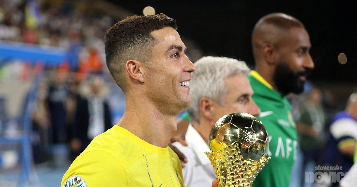 Cristiano Ronaldo com seus companheiros ao primeiro louro com o clube saudita