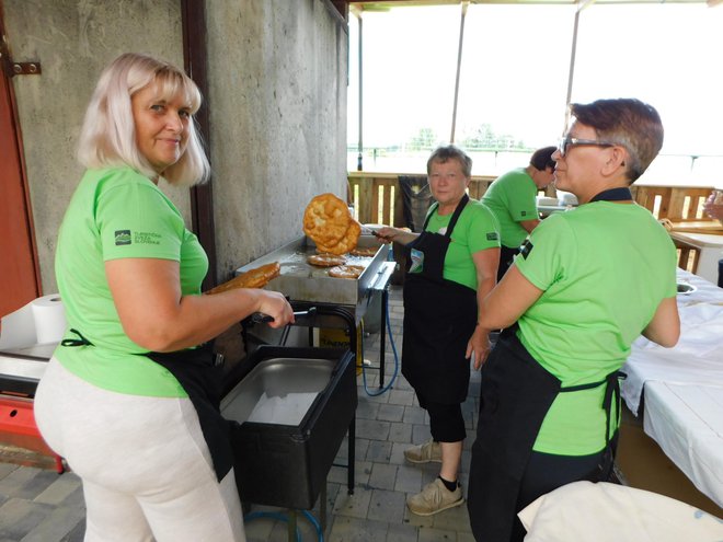 Gospodinje iz Krajevne skupnosti Gaberje so imele polne roke dela. FOTO: Jože Žerdin