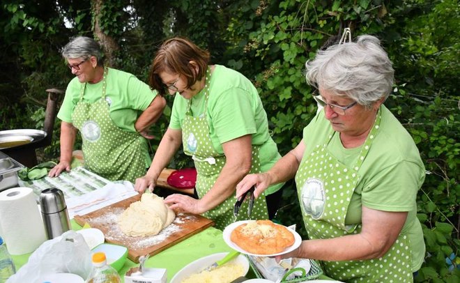 Uporabili so moko, kvas, jogurt, jajca in sol. FOTO: Jože Žerdin