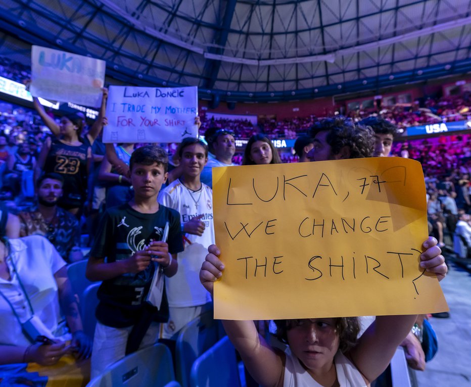 Fotografija: Zaradi preventivnega počitka Luke Dončića so bili razočarani tudi njegovi španski občudovalci na tribunah. Eden je nosil napis: Luka, zamenjam svojo mamo za tvoj dres. FOTO: FEB