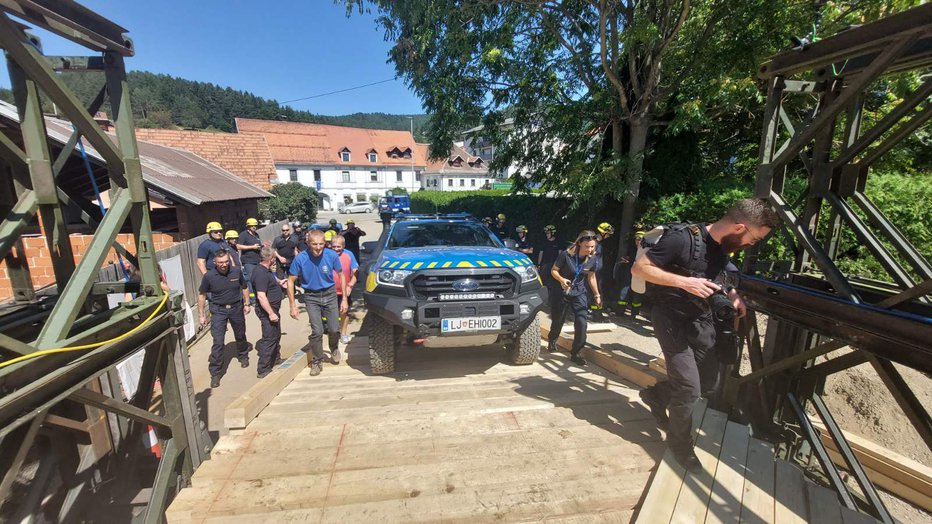 Fotografija: Marjan Šarec je prečkal mežiški most ob avtomobilu. FOTO: Zaslonski Posnetek