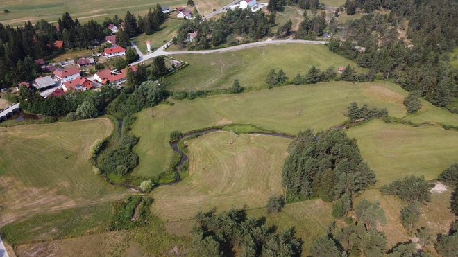 Planota je klasični primer kraškega polja. FOTO: Janez Mihovec