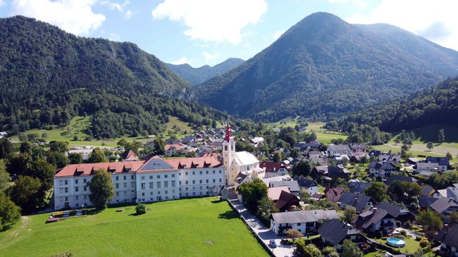 Grad Katzenstein stoji sredi Begunj.