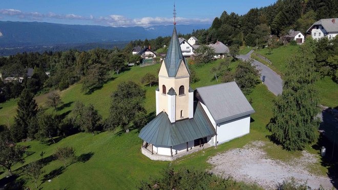 Najlepši pogled je z dvorišča cerkvice sv. Neže.