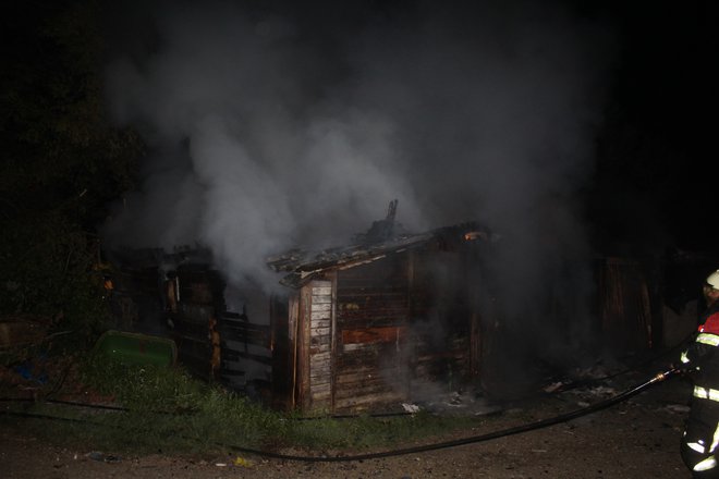 Leseni objekt je pogorel v celoti. FOTO: Pu Nm