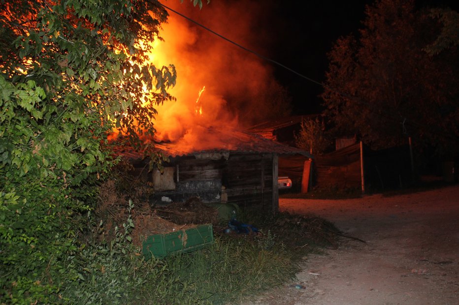 Fotografija: Po prvih ugotovitvah je storilec podtaknil ogenj v notranjosti, ki se je nato razširil na celotni objekt.  FOTO: Pu Nm