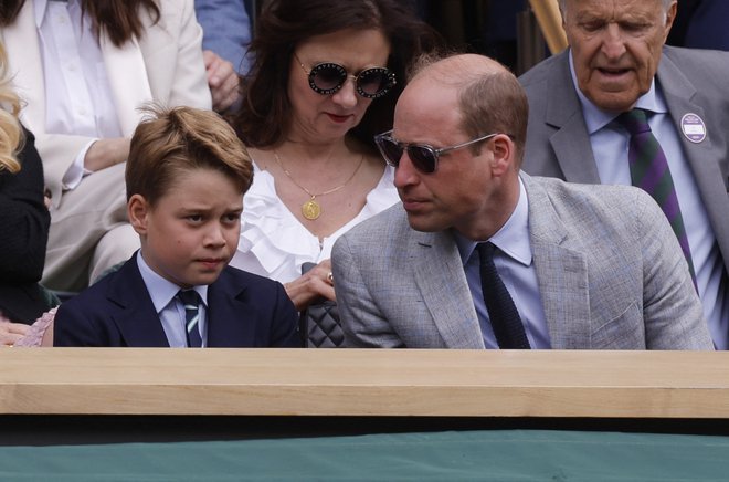 Britanski princ George in britanski princ William, valižanski princ v kraljevi loži v Wimbledonu med finalom moških posameznikov letos julija. FOTO: Andrew Couldridge, Reuters