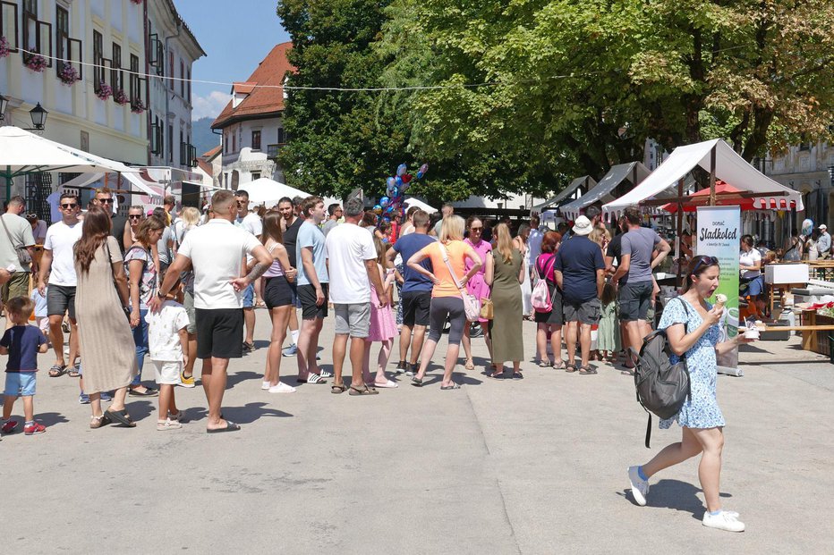 Fotografija: Za domači sladoled s kmetije pr' Janež je bilo treba v vrsto. FOTOGRAFIJE: PRIMOŽ HIENG