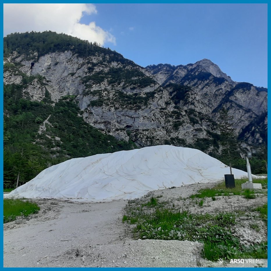 Fotografija: Gomila snega v dolini pod Poncami kljubuje vročinskemu valu. FOTO: Nordijski center Planica