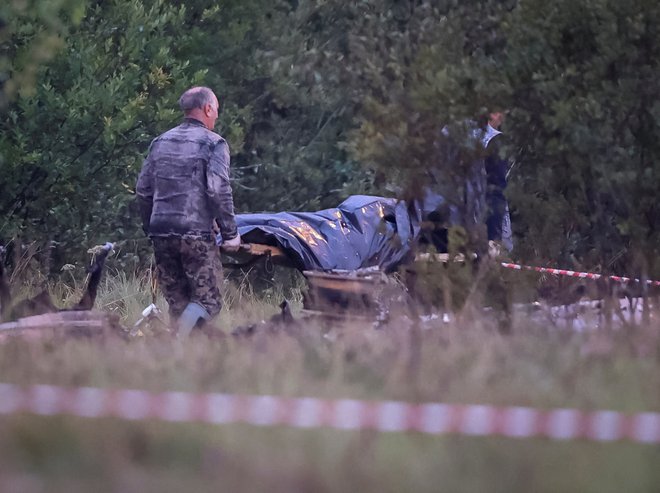 Na prizorišču strmoglavljenja. FOTO: Stringer Reuters