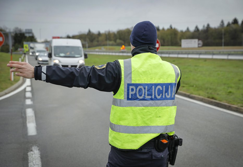 Fotografija: Mariborski policisti po sobotni nesreči iščejo mlajšega kolesarja. FOTO: Jože Suhadolnik