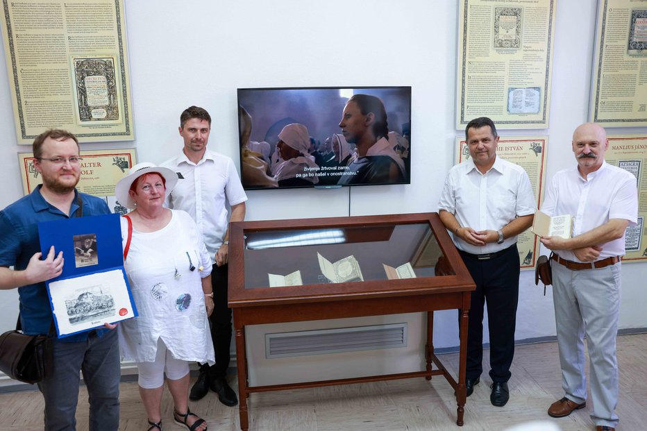 Fotografija: Glavni akterji (z leve) so David Rosza, generalni direktor Narodne Szechenyijeve knjižnice, Judit Zágorec-Csuka, direktorica Knjižnice – kulturnega centra Lendava, Dubravko Baumgartner, direktor Galerije - Muzeja Lendava, župan Janez Magyar ter avtor razstave Zoltán Lendvai Kepe. FOTOGRAFIJE: Mediaspeed.net