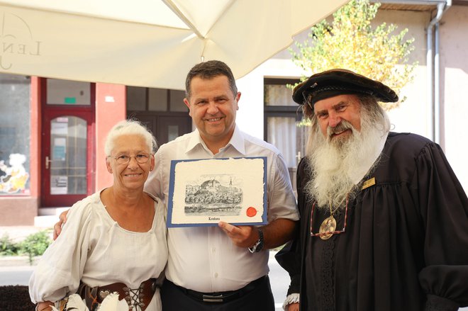 Pred Muzejem meščanstva, tiskarstva in dežnikarstva je bilo predstavljeno tiskanje na star način, v katerem se je preizkusil tudi župan Magyar.