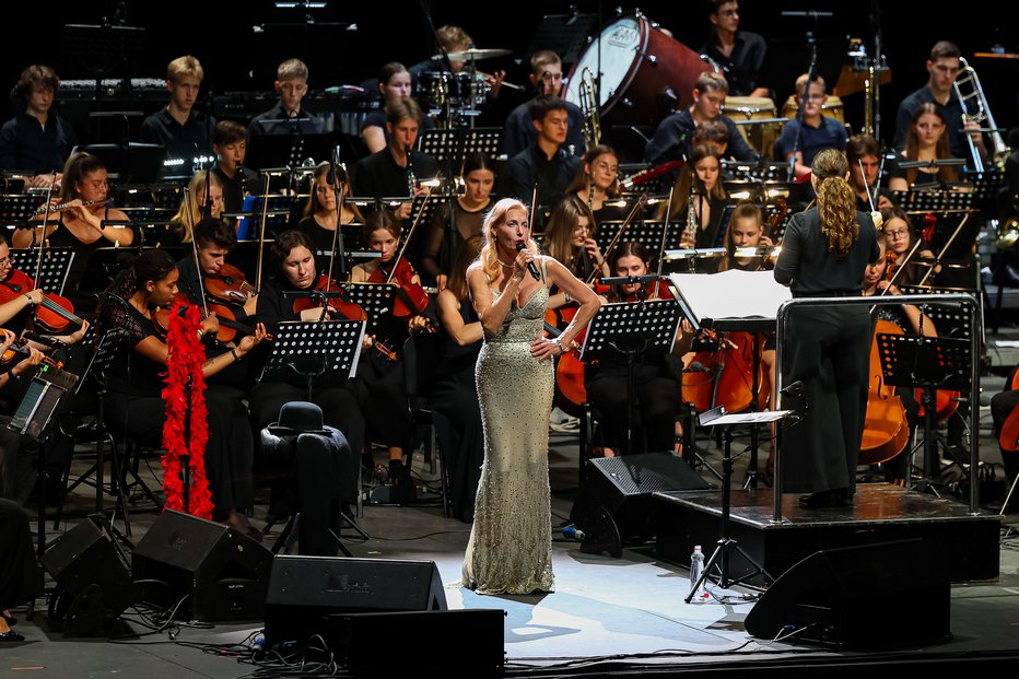 Fotografija: Slovenski mladinski orkester uspešno in srčno vodi dirigentka Živa Ploj Peršuh. FOTOGRAFIJE: MEDIASPEED.NET
