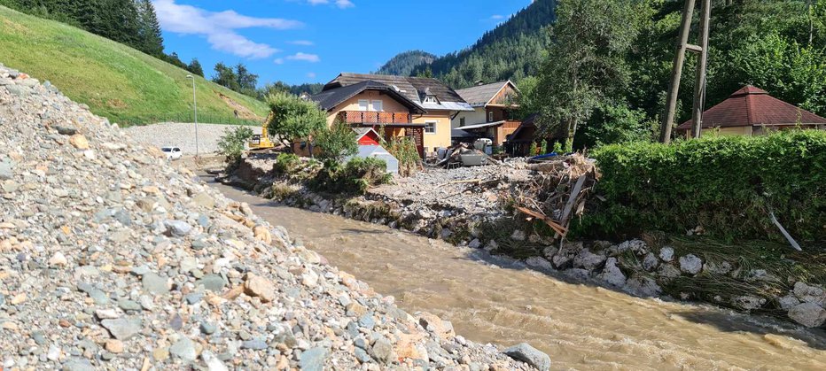 Fotografija: Struge rek v Črni in okolici še niso toliko urejene, da bi krajani novo neurje lahko pričakali brez strahu. FOTO: T. B.