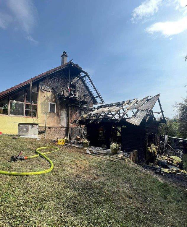 Fotografija: Lopa je zgorela v celoti, močno pa je poškodovana tudi hiša. FOTO: Pgd Loče