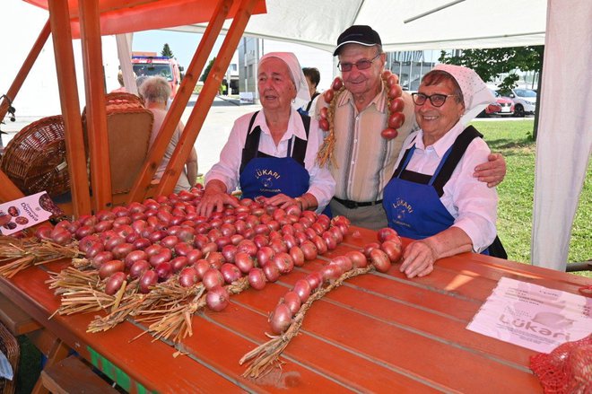 Obiskovalci so si veliko lüka kupili tudi za domov.