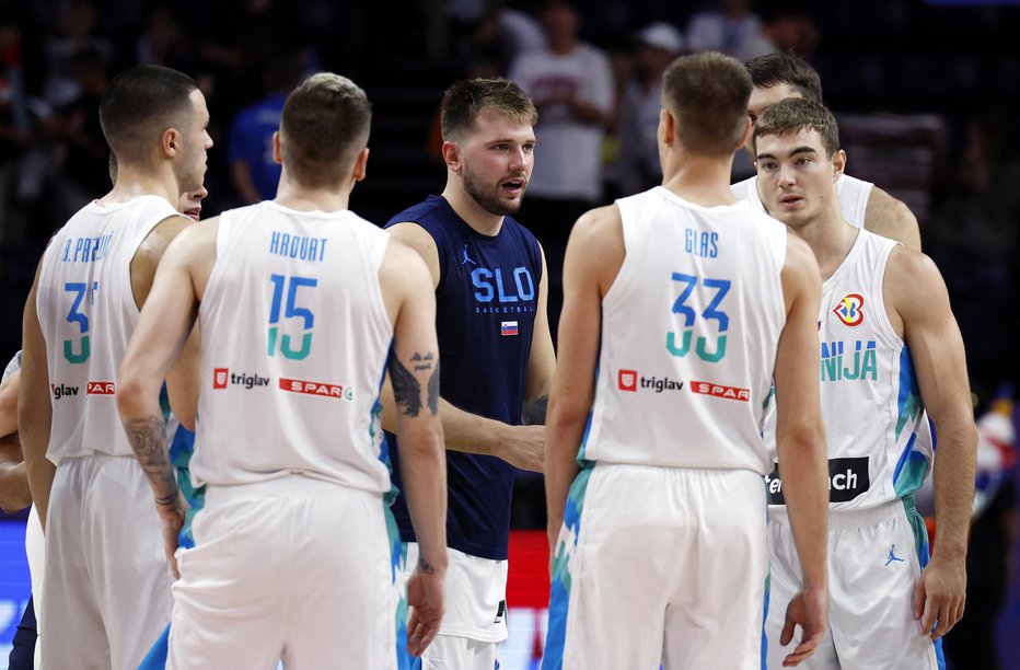 Fotografija: Tokrat manj razpoloženi Luka Dončić je podelil nekaj koristnih nasvetov slovenskim igralcem s klopi. FOTO: Isei Kato, Reuters