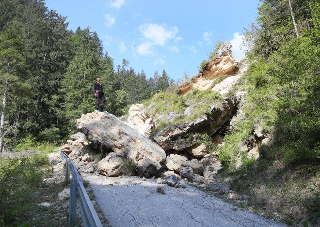 Ko so Slovenske novice razkrile Davidovo stisko, je bila cesta še zaprta. Foto: Dejan Javornik