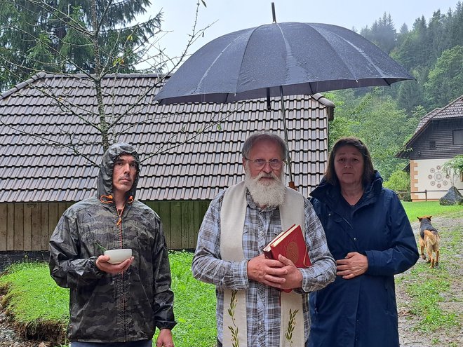 Pater Karel Gržan je prostovoljcem blagoslovil vozila, a povedal, da so pravzaprav že blagoslovljena. Ob Gržanu stojita prostovoljec Primož Planovšek in Violeta Bulc, Gržanova soseda.