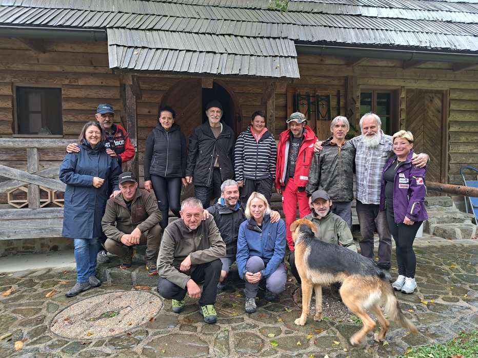 Fotografija: Prostovoljci so se po napornem dnevu, ko so spet opravili veliko in plemenito delo, malo odpočili ter poveselili pri patru Karlu Gržanu. FOTOGRAFIJE: Špela Kuralt