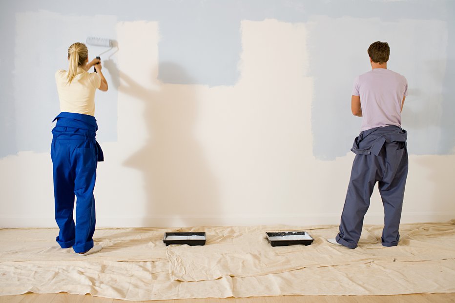 Fotografija: Preden se lotimo, tla dobro zaščitimo. FOTO: Image_source_, Getty Images