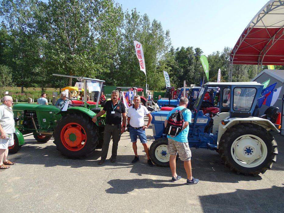 Fotografija: Na levi je deutz fahr D40 S, 28 kW, letnik 1967, na desni pa ford 2000, 26 kW, letnik 1967. Med njima stojita lastnika Drago Abraham in Franc Fujs. FOTOGRAFIJE: Tomaž Poje