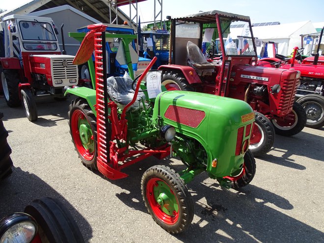 Atraktivni holder B12, letnik 1957, ima 9 kW (12 KM). Njegov lastnik je Ernest Časar. Desno stojita mccormick in IMT, zadaj pa steyr 430 iz leta 1977.