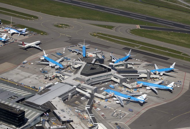 Prvi polet brez otrok je napovedan z amsterdamskega letališča Schiphol. FOTO: Yves Herman, Reuters