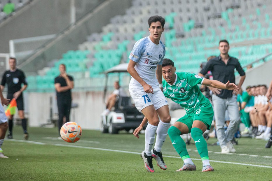 Fotografija: Jegor Prucev (v belem dresu) je odlična celjska okrepitev iz beograjske Crvene zvezde. FOTO: Sandi Fišer, Mediaspeed